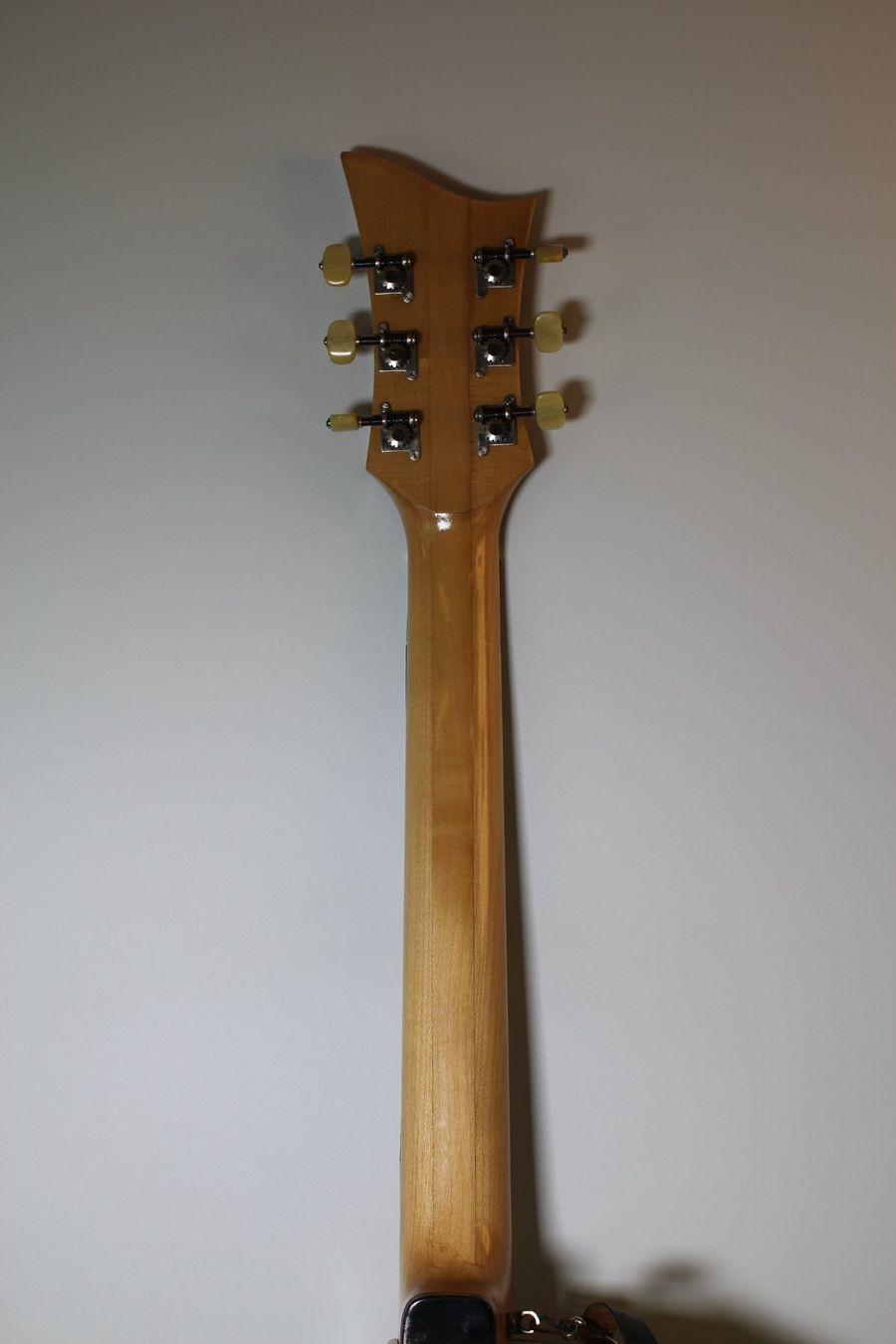 Vintage Strumenti musicali: Seltene Vintage Archtop E-Gitarre mit Koffer – Usato da Basel venduto da IRMAundFRED 5