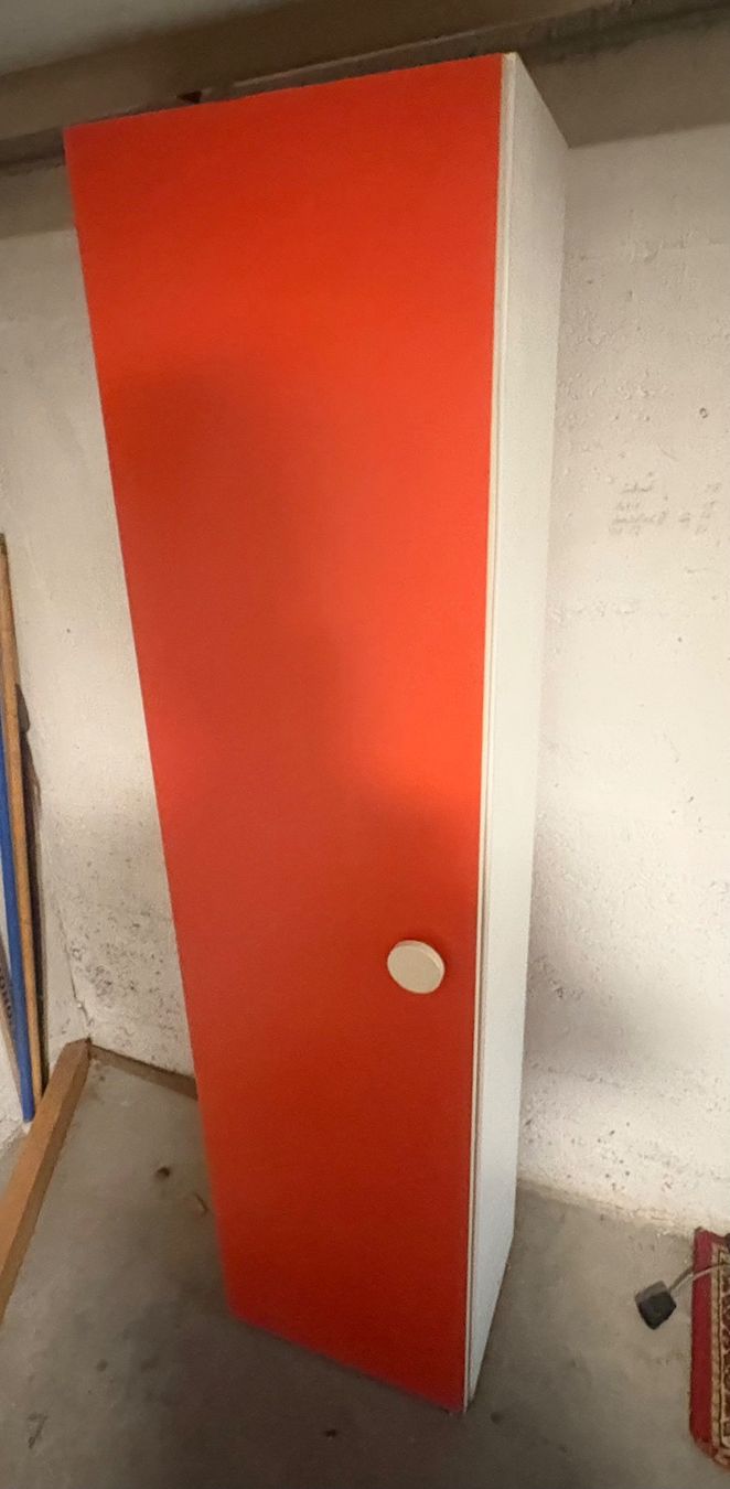Schränke: Schrank rot, Weiss, mit Schubladen und Fächern – Gebraucht aus Frick von Rukki