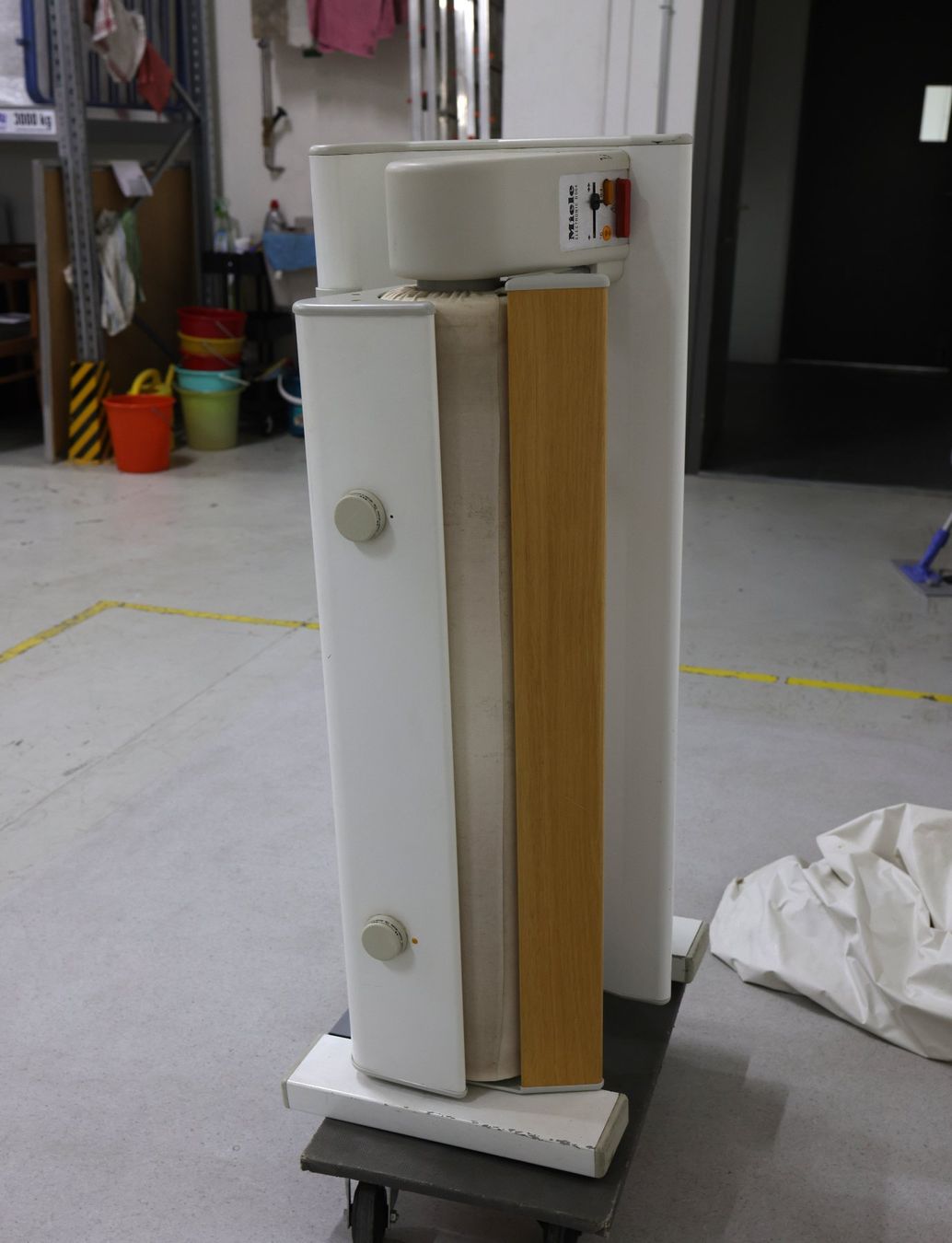 Miele Ferri da stiro: Miele B864 Bügelmaschine – Usato da Volketswil venduto da brockipfannenstil 3