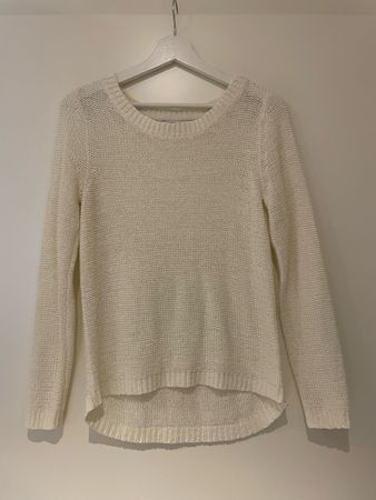 Moderner Strickpullover in weiss