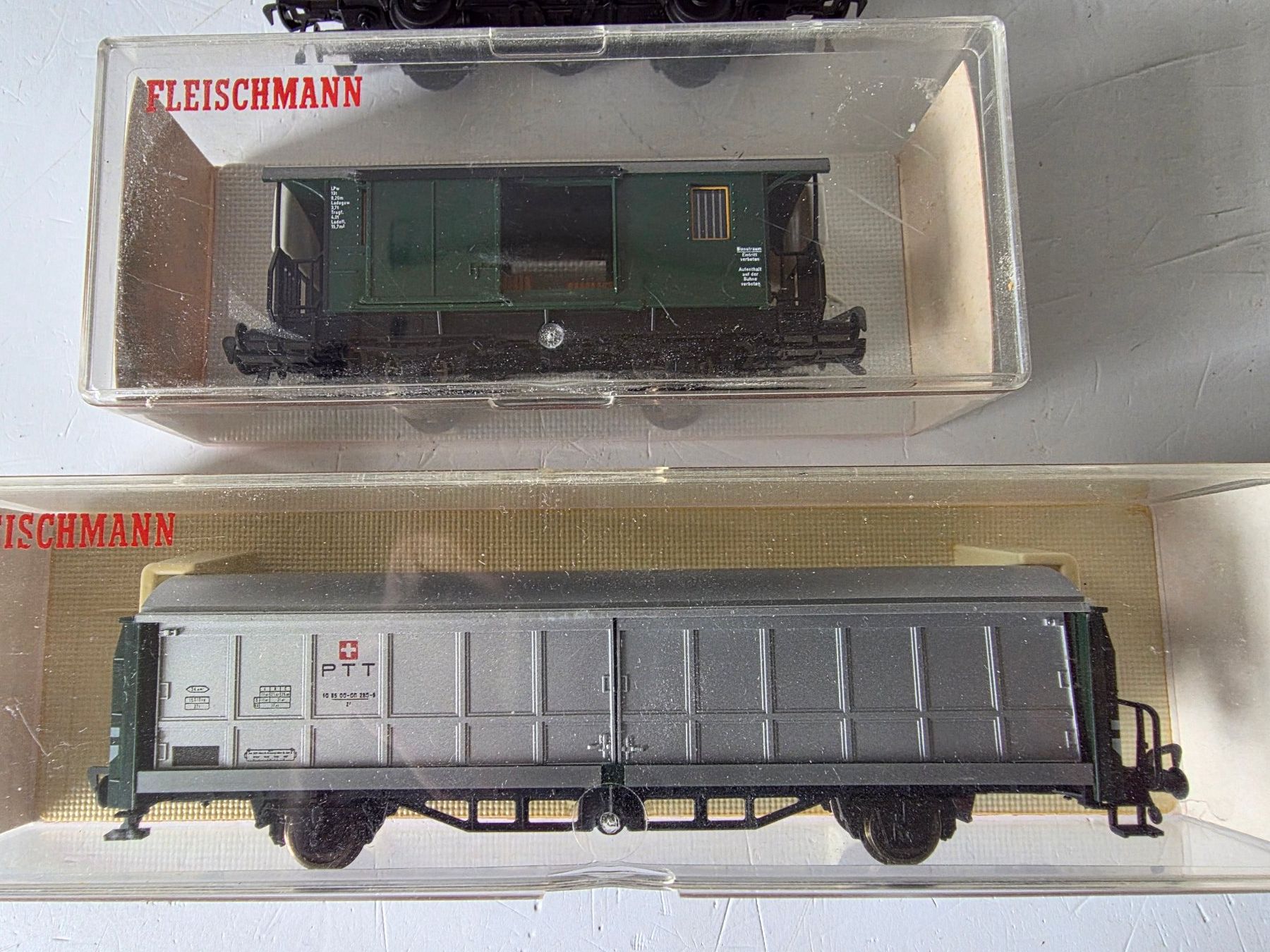 Fleischmann Modellini di ferrovie: 4 Stück Fleischmann Güterwagen – Usato da Seuzach venduto da Loeckeli01 1