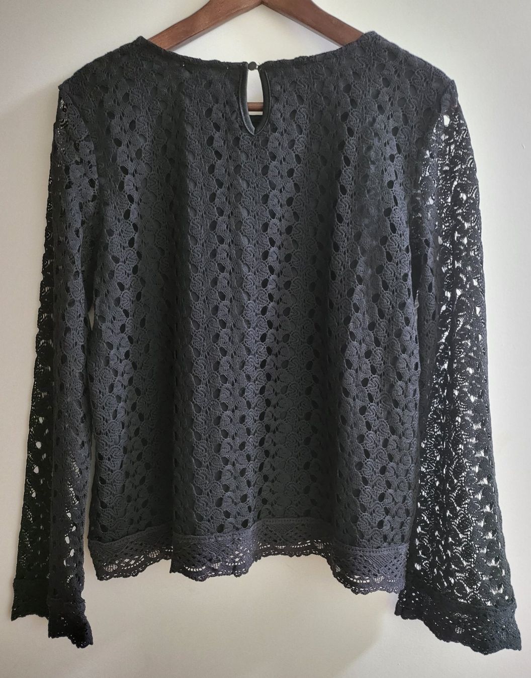 Blusen: Elegante, schwarze Bluse mit Spitze, neuwertig – Neu (gemäss Beschreibung) aus Basel von sci_67ms 1