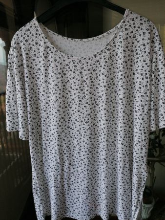 Shirt weiss mit schwarzen Blumen  3xL
