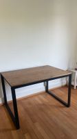 Schöner, simpler Holzschreibtisch (Pult)