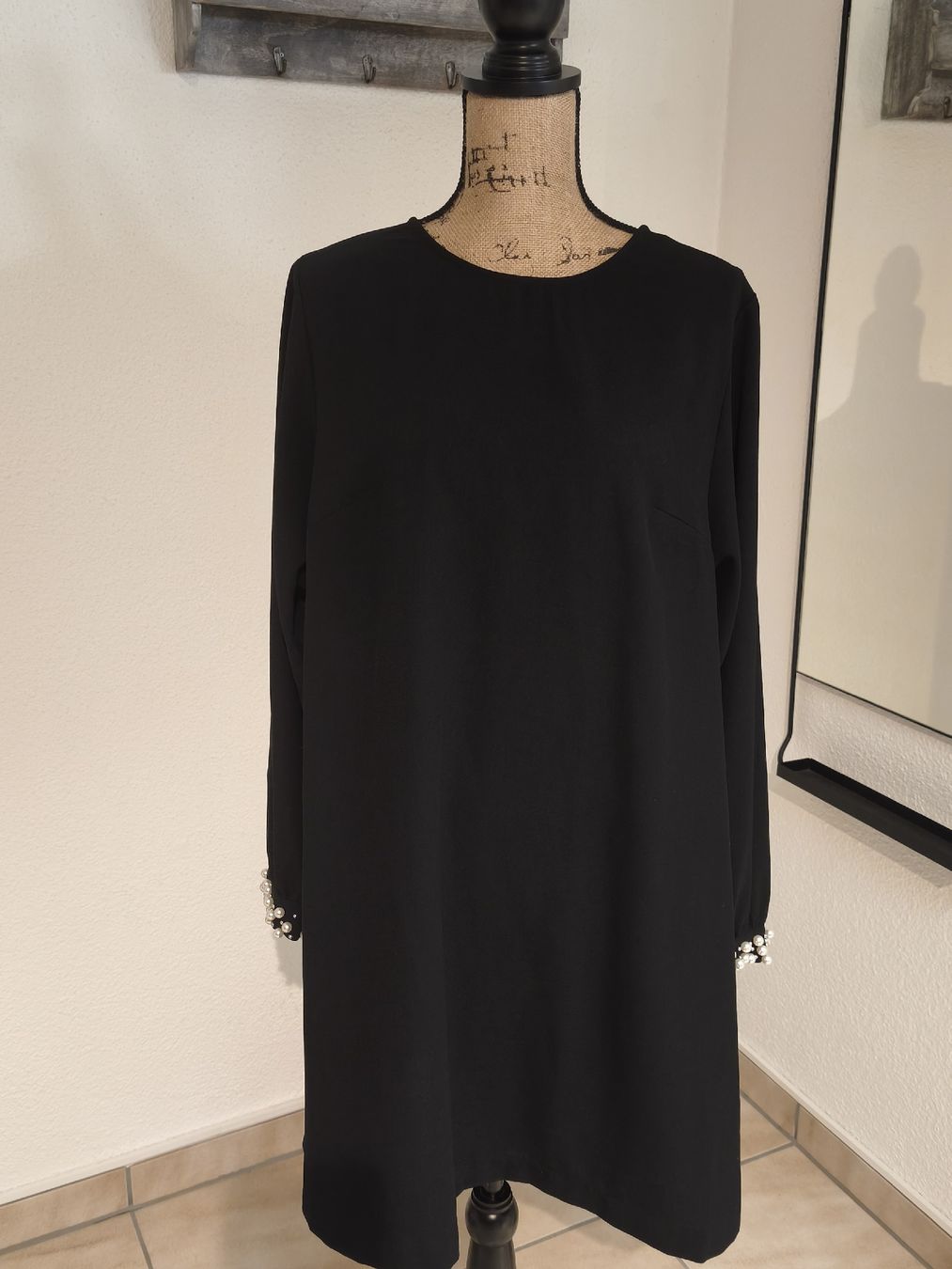 H&M Vestiti: Kleid schwarz Grösse 44 mit Perlenbesatz an den Aermeln – Usato da Emmetten venduto da SecondhandSiska