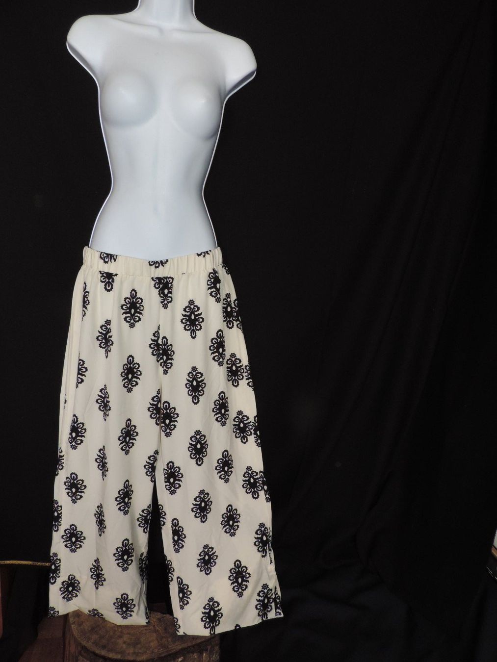 Pantalons: joli pantalon ample blanc motif oriental – D'occasion à Genève par Axelle333