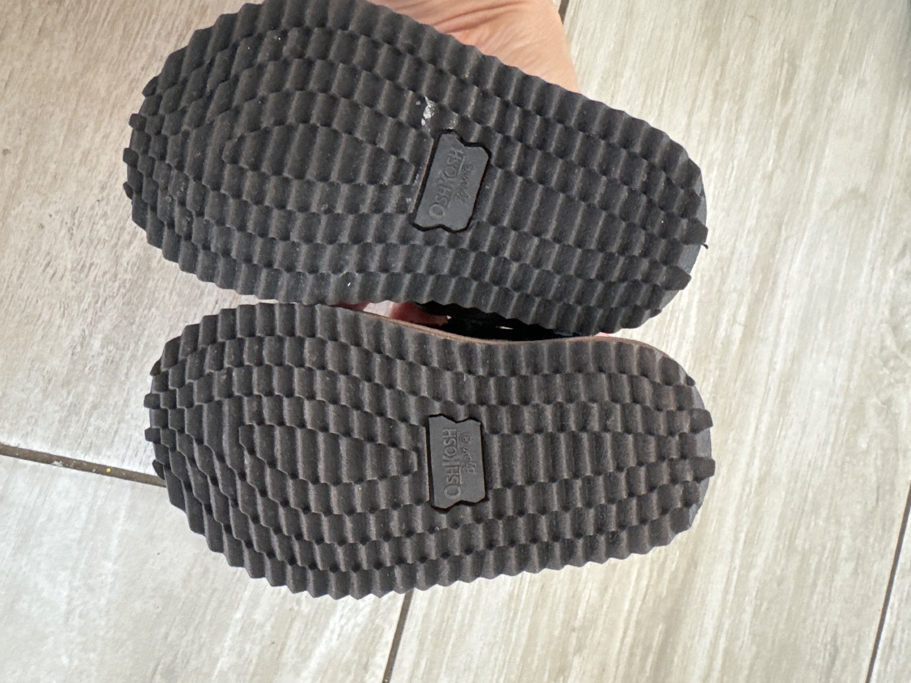 Oshkosh Herrenschuhe: Oshkosh Sandalen Gr 19, 11.4 cm – Neu (gemäss Beschreibung) aus Gelterkinden von Familienferien 2