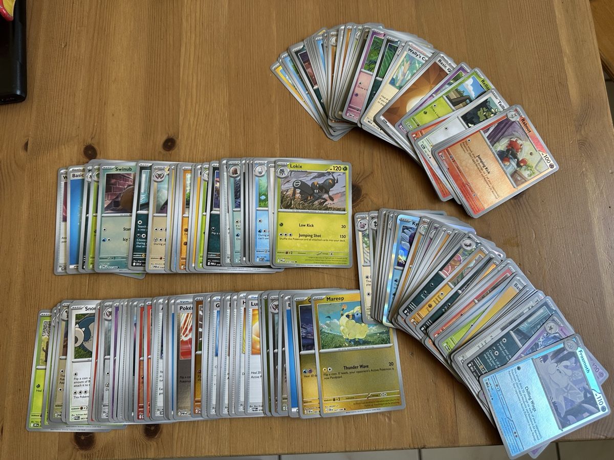 Cartoline: Pokémon Karten Sammlung. 200 Karten, neuwertig  – Nuovo (secondo la descrizione) da Bolligen venduto da justuslucas