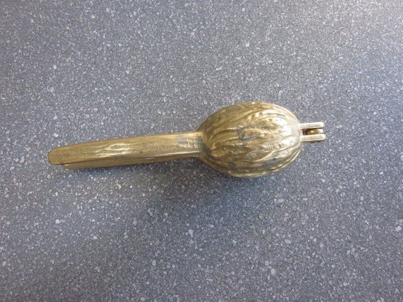 Elettrodomestici da cucina: Mid Century Messing Nussknacker in Form einer Walnuss – Usato da Bischofszell venduto da raika 4