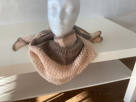 Halbmondtuch Wolle handgestrickt für den Herbst / Winter