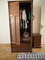2 Kleiderschränke aus Holz mit Kommode in gutem Zustand