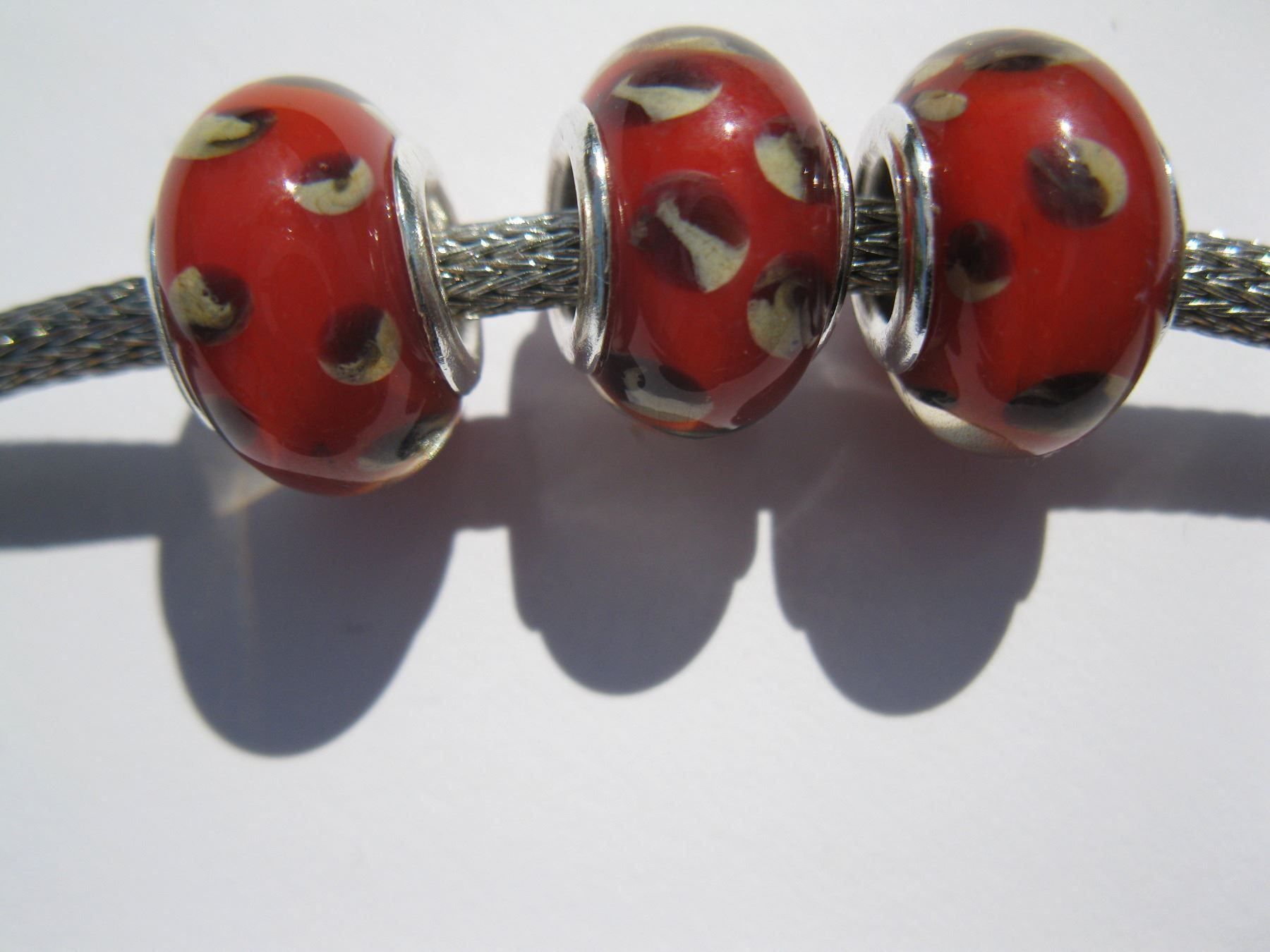Perlen (unechte): 4 Glasperlen, Beads, Grosslochperlen rot, getupft – Neu und originalverpackt aus St. Margarethen TG von LuanaKa 1
