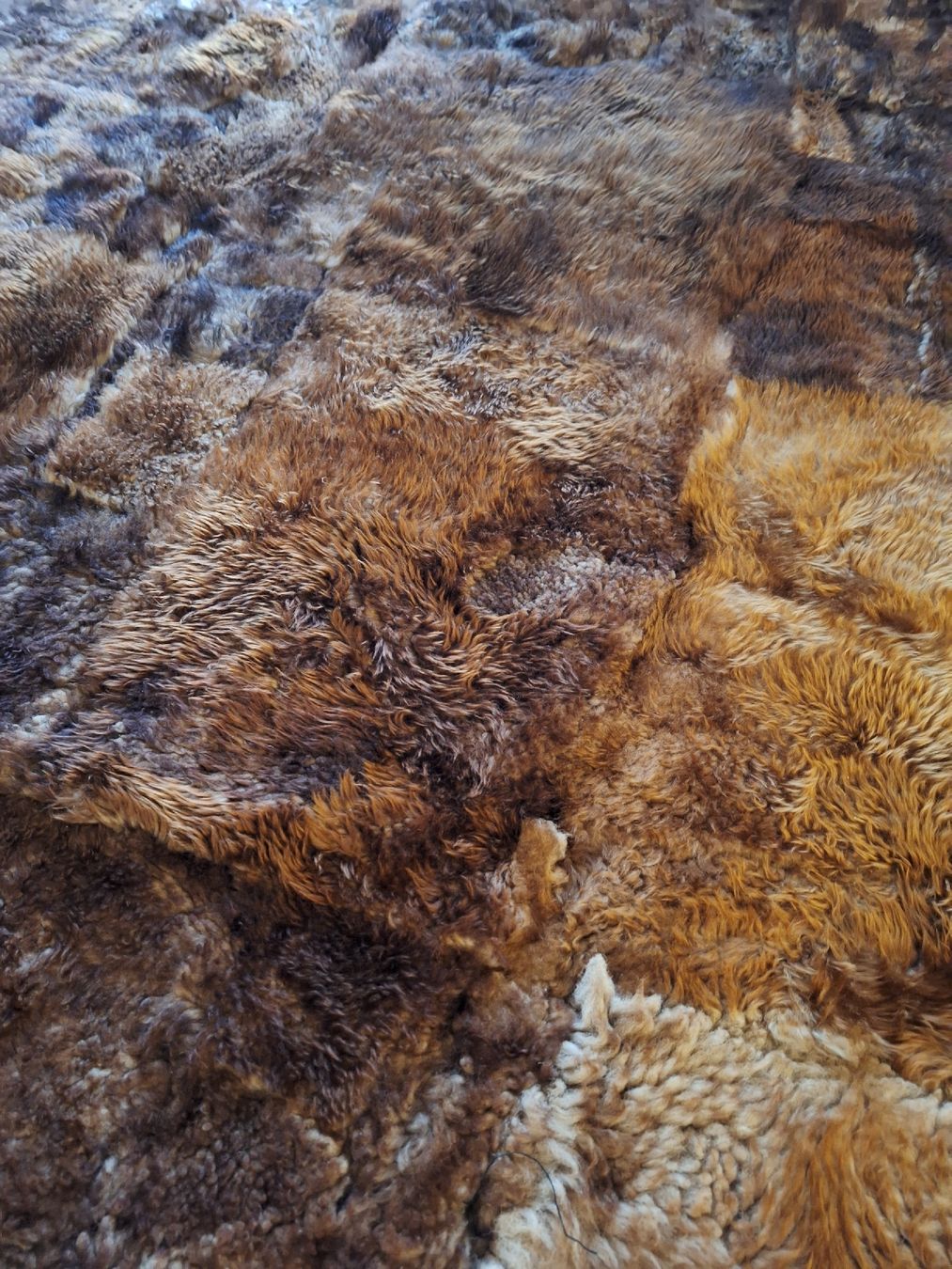 Decken: Kuscheliger Lammfell Teppich braun – Gebraucht aus Rüfenach AG von JohnSmith 2