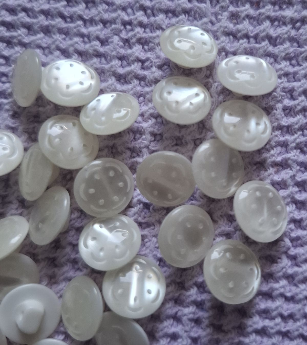 Knöpfe: 1 Lot Knöpfe, weiss mit Muster, 12 mm. – Neu (gemäss Beschreibung) aus Dietikon von Hirschkopf 1