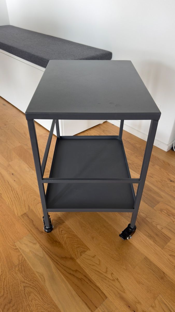 Carrelli di servizio: Minimalistischer Servierwagen Aluminium dunkelgrau – Usato da Zürich venduto da ann_xpv6 2