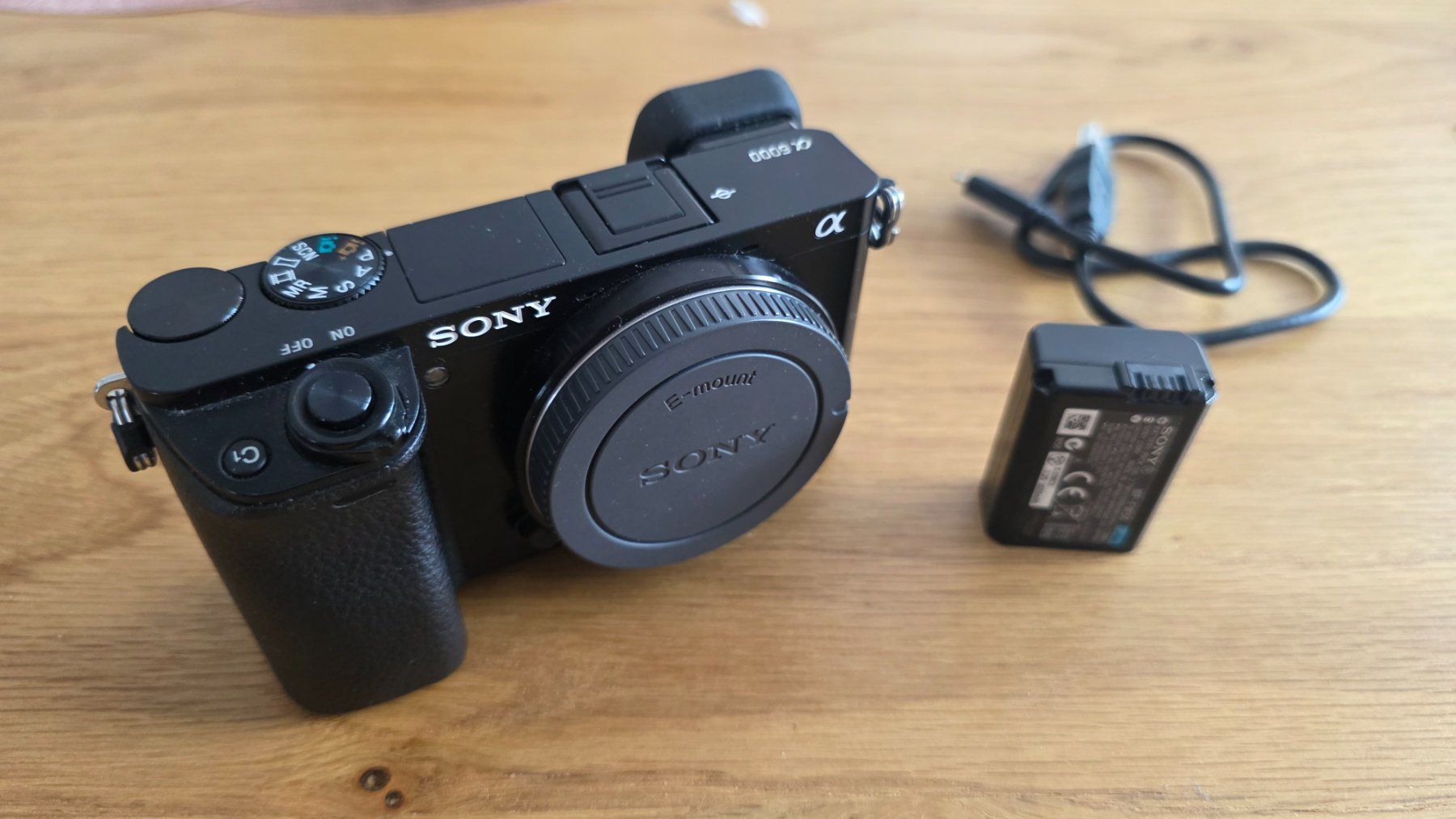 Sony Fotocamera: Sony Alpha 6000 Systemkamera + Akku, top Zustand – Usato da Zufikon venduto da notebook6