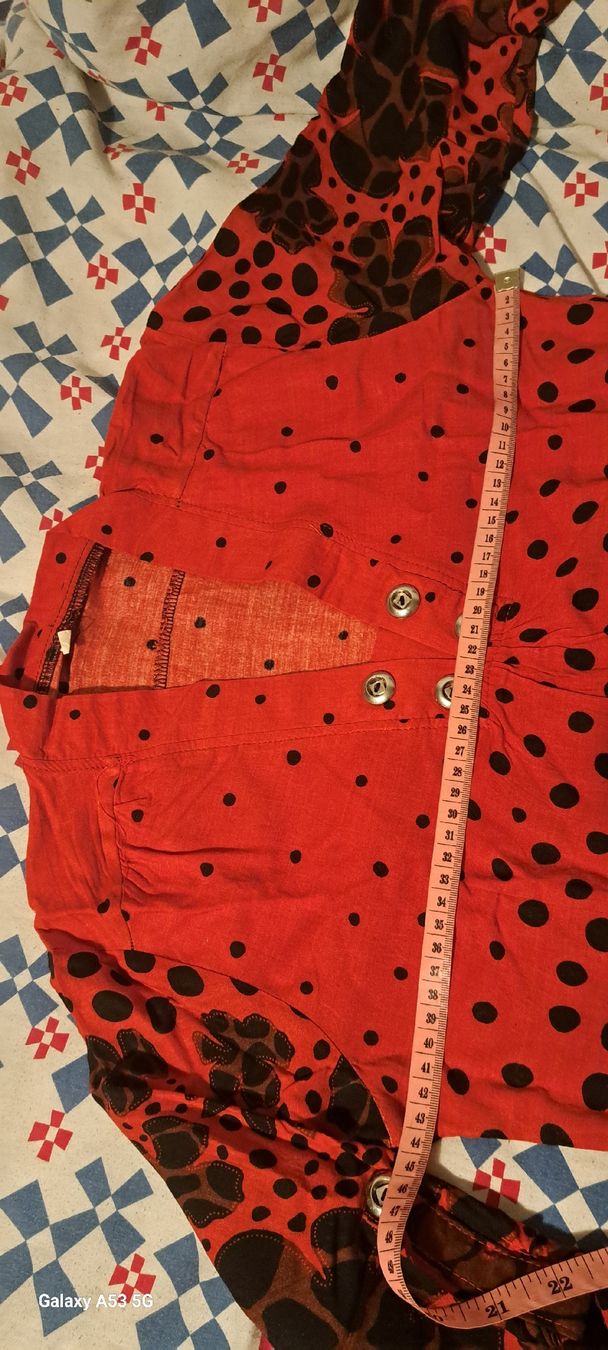 Blusen: Stylish red tunic with black flowers, size S – Gebraucht aus Bern von mahilini 1