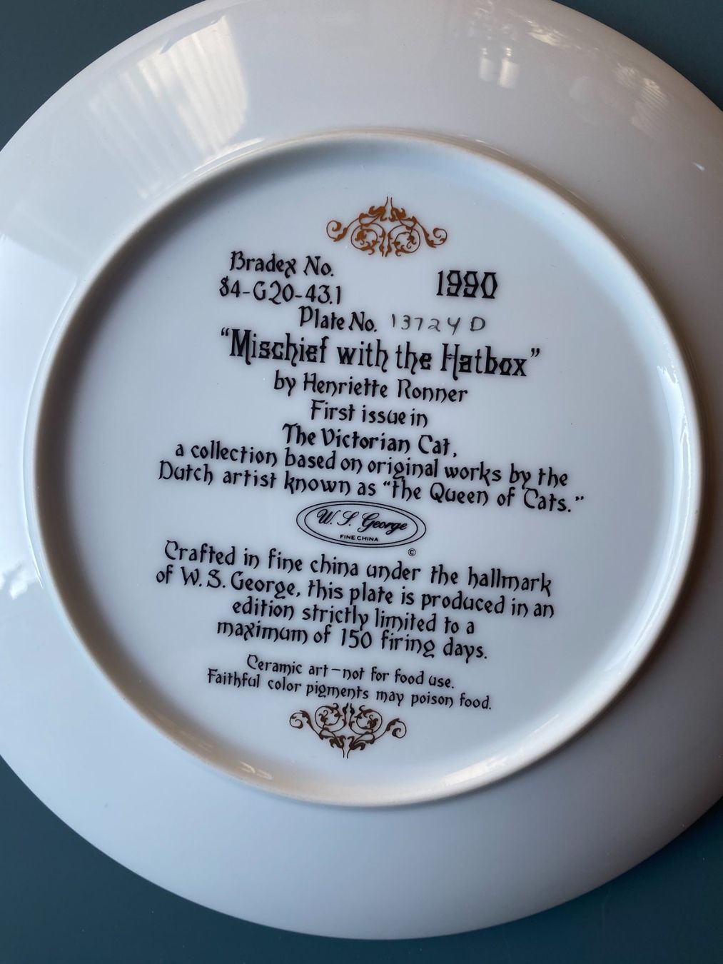 Teller: Wandteller: "Mischief with the Hatbox", 1990 H. Ronner – Gebraucht aus Zunzgen von Sy-Ma 1