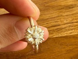 Silberring mit Blumenmotiv