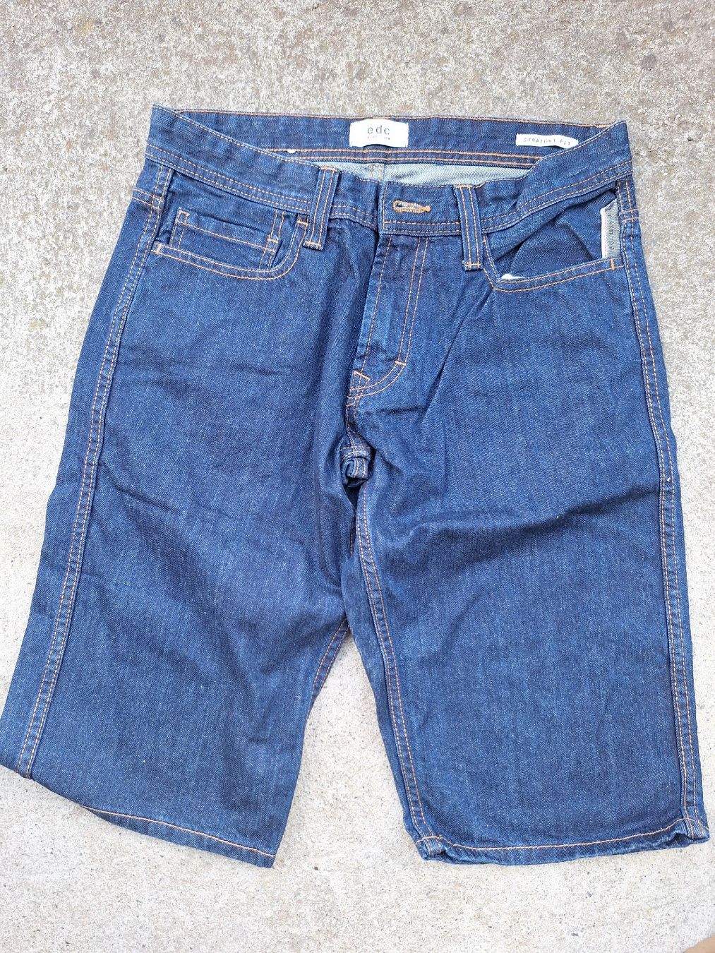 Esprit Jeans: Männer shorts straight fit Edc grosse 29 – Nuovo (secondo la descrizione) da Kandersteg venduto da Zwiepi