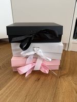 Geschenkboxen mit Schleife