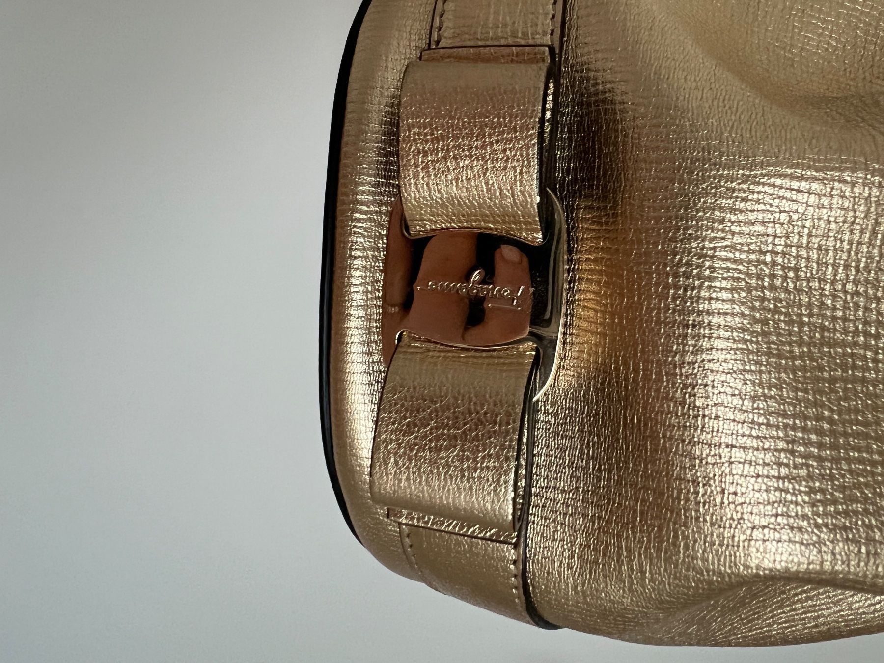 Taschen für Damen: Ferragano Gold Tasche – Neu (gemäss Beschreibung) aus Biel/Bienne von RO19 3