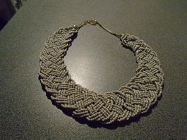 Kette grau, mini Perlen, geflochten