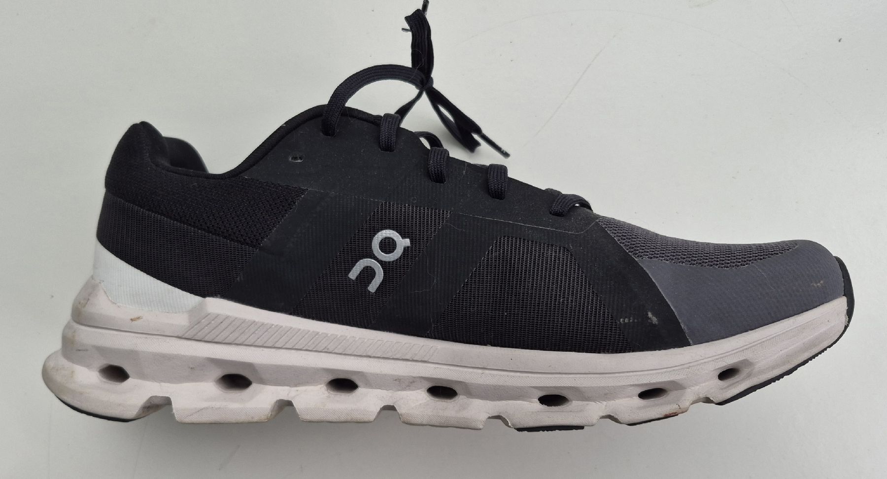 On Chaussures hommes: On Cloudrunner Wide Grösse 44 fast neu – D'occasion à Aesch BL par Sarotti 1