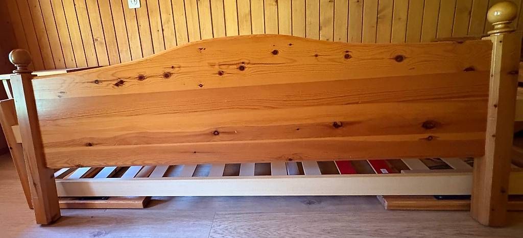 Betten: Lit double en bois massif – Gebraucht aus Vionnaz von isozjames 1