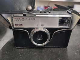 Kodak  Instamatic 133 analoge Kamera mit Film