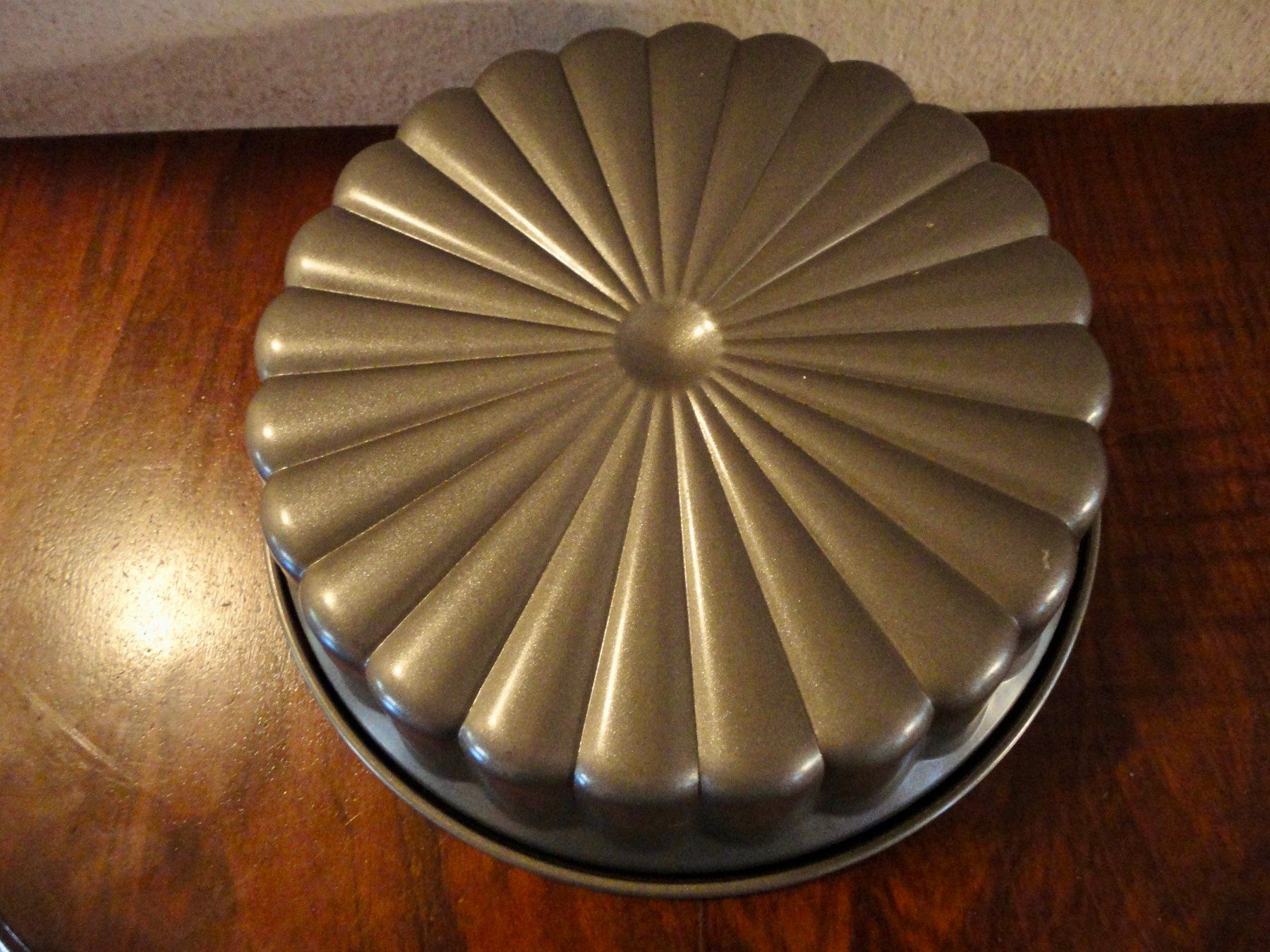 Teglie da forno: Gugelhupf-Kuchenform mit Sonnenschein-Muster. – Usato da Wädenswil venduto da FILI10 3