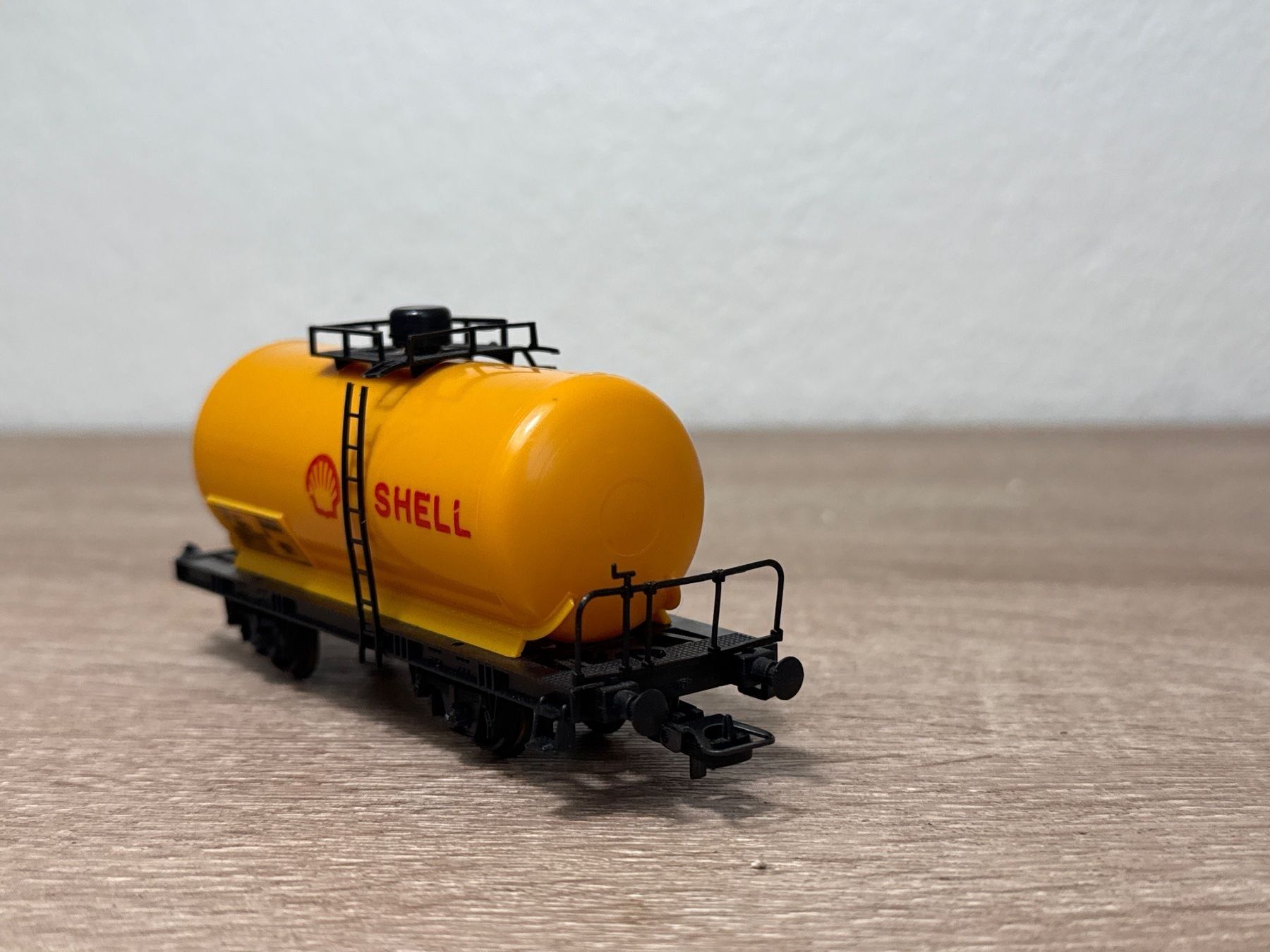 Lima Modellini di ferrovie: Lima Kesselwagen SHELL H0 (216) – Usato da St-Aubin-Sauges venduto da Lo_Go 3