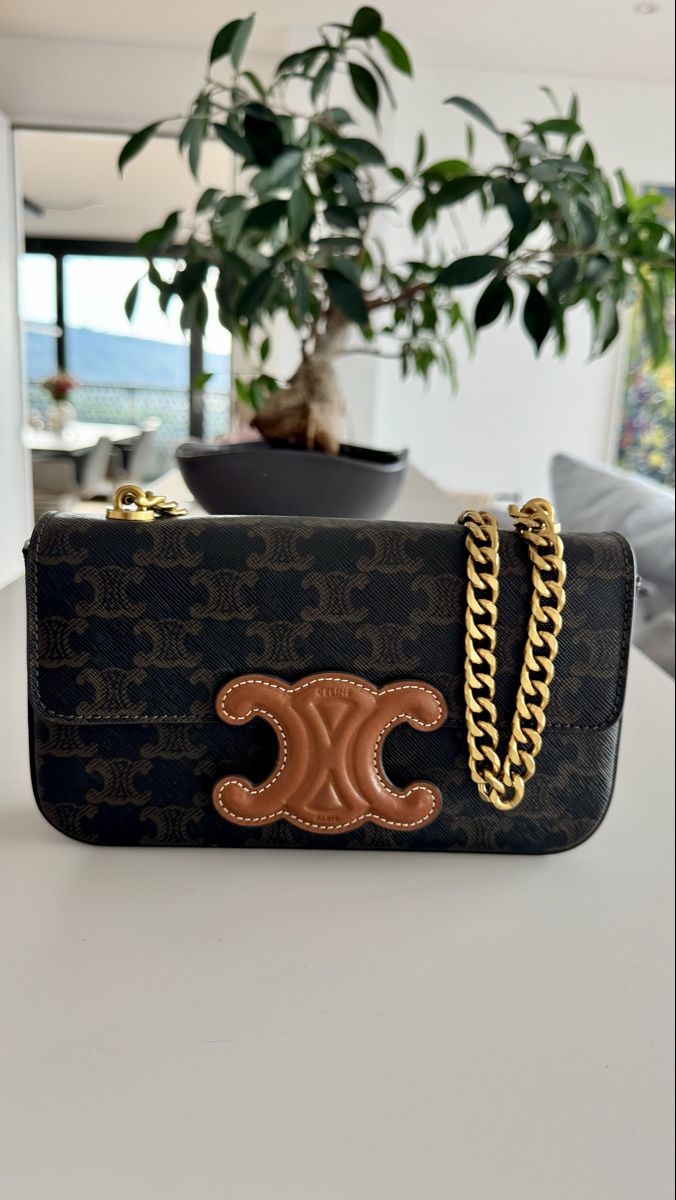 Celine Sacs femmes: Celine Triomphe Canvas Chain Shoulder Bag Tan  – D'occasion à Dübendorf par Pink.Blue 2