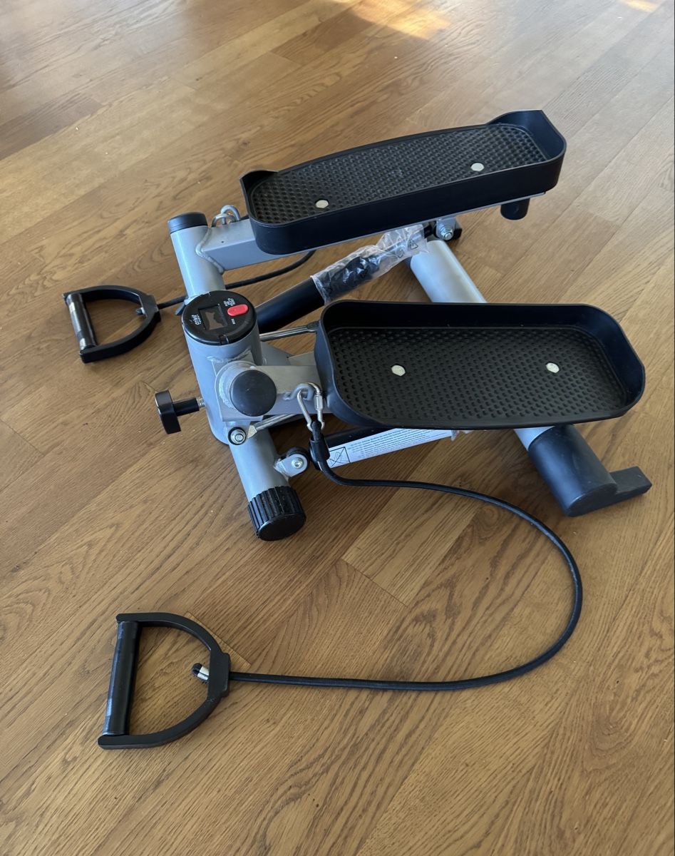 Hometrainer: Stepper mit Widerstandsbändern, gut erhalten – Gebraucht aus Warth von EiffelApril88 1
