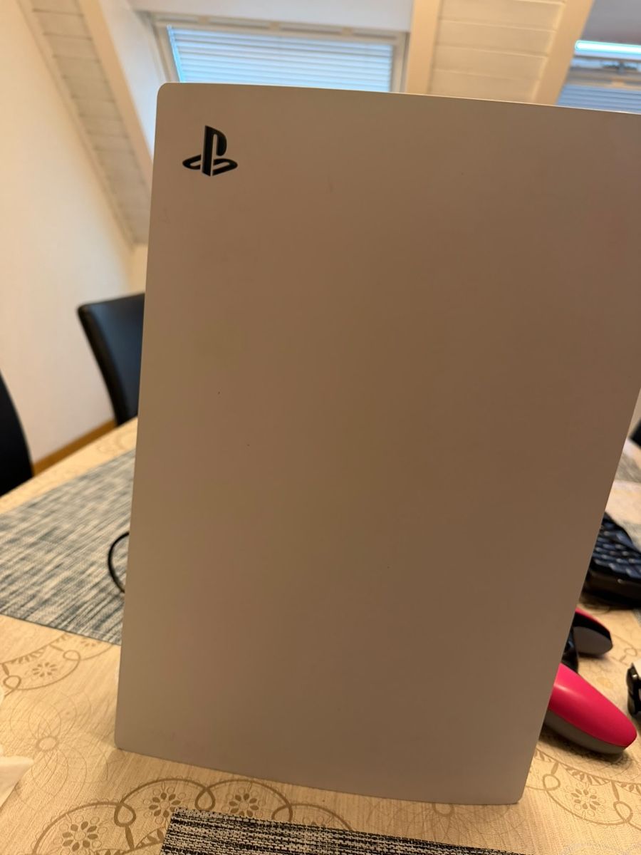 Sony Console: Playstation 5 mit Zubehöre – Usato da Rorschach venduto da ade_2yz9 2