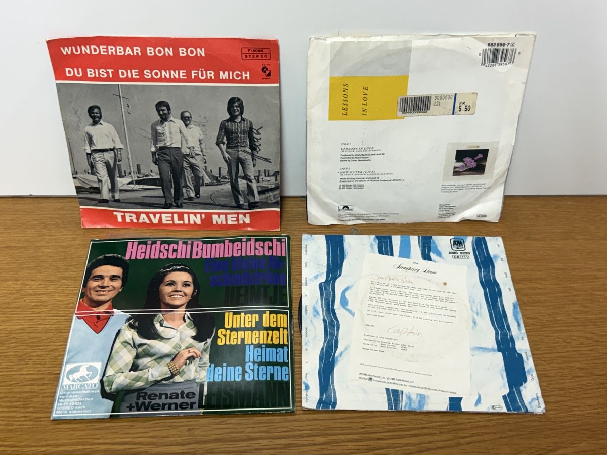 Supporti per strumenti musicali & leggii: Vintage Schallplattenständer mit 5 Single-Schallplatten – Usato da schaffhausen venduto da VintAntik_1980 5