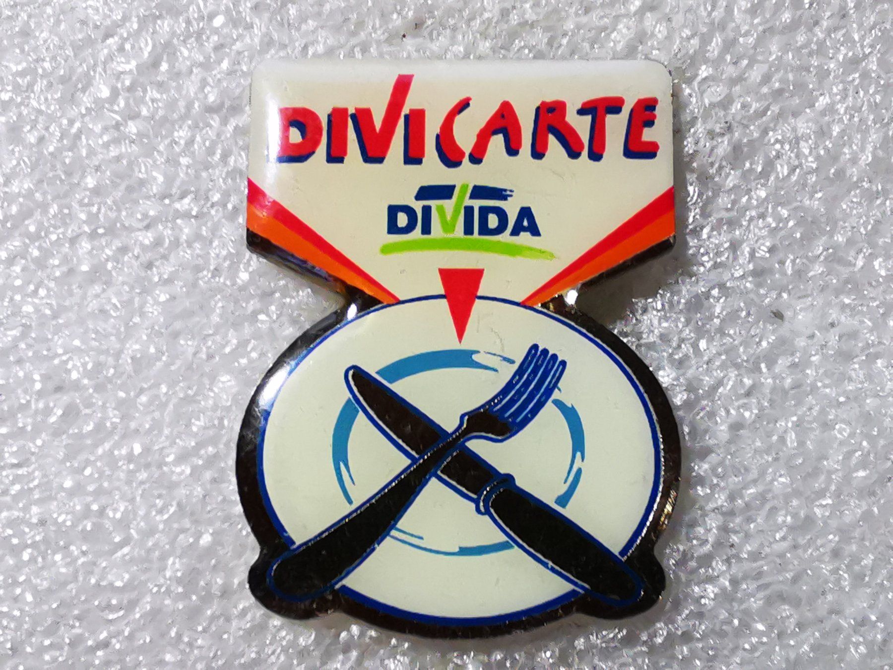 Placchette & Badge: Ansteckpin 49: Divida Divicarte – Usato da Oppligen venduto da Pin-Fall-Shop