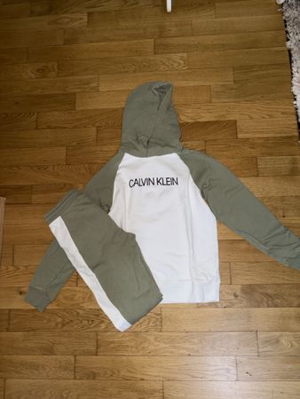 Calvin Klein Set aus Sweatshirt und Hose, Größe 12 Jahre