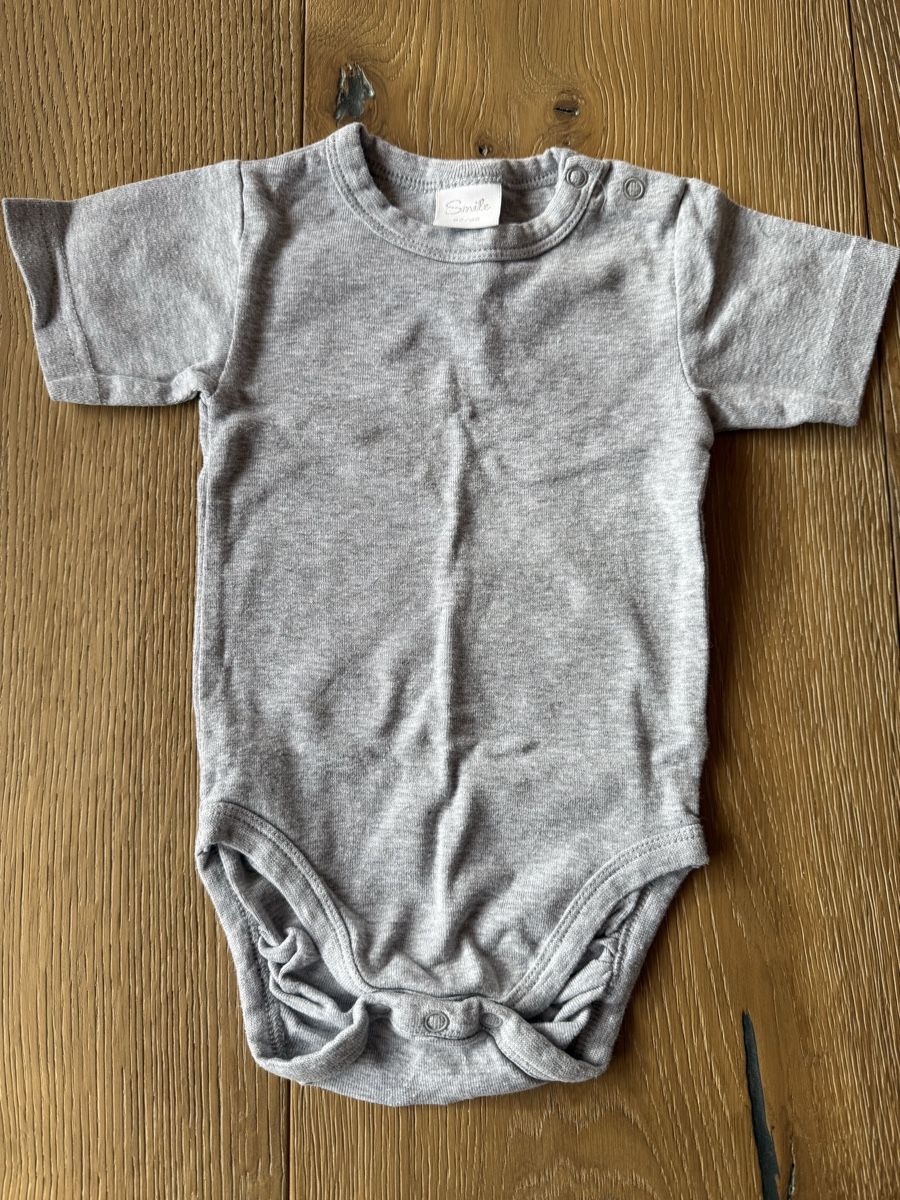 Migros Biancheria intima: Graues Kurzarmbody Grösse 62/68 – Usato da Pragg-Jenaz venduto da gobrist