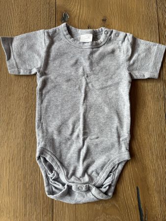Graues Kurzarmbody Grösse 62/68
