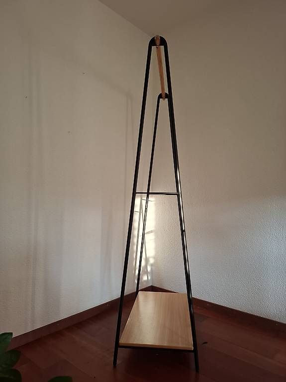 Porte manteau: Kleiderständer Eisen und Holz – D'occasion à Biel/Bienne par Kyruna 1