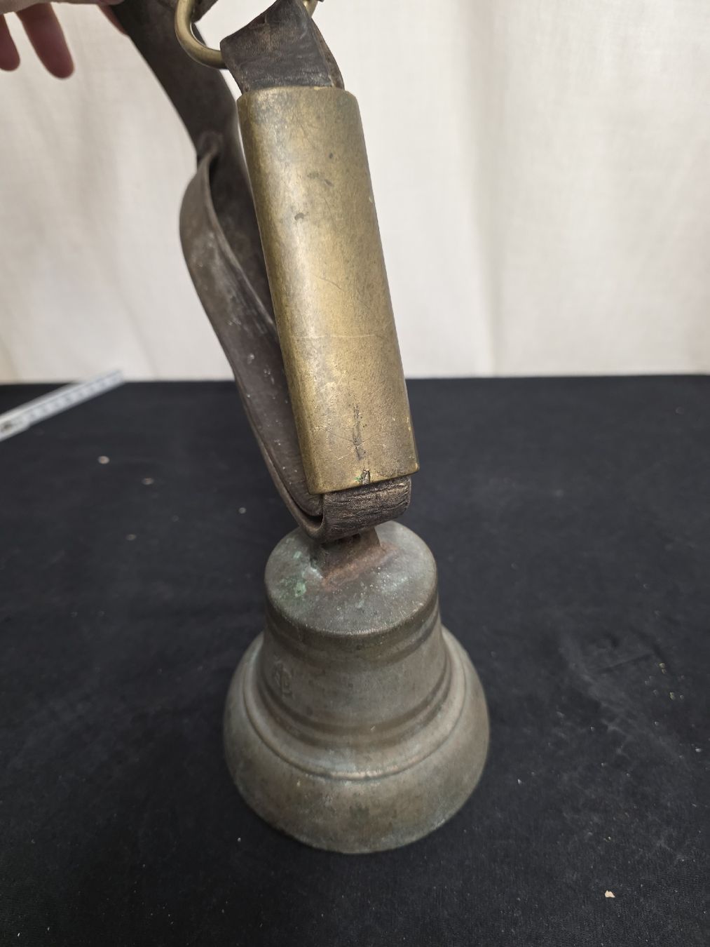 Glocken & Treicheln: Glocke antik Messing Lederband  – Gebraucht aus Degersheim von Antiko 7