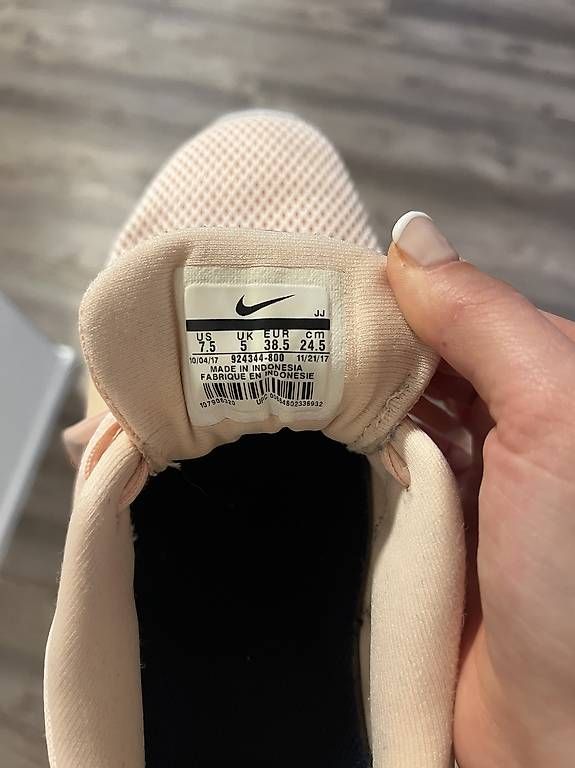 Chaussures femmes: Nike Sneakers Damen Rosa Grösse 38,5 – D'occasion à Erstfeld par imla_ 3