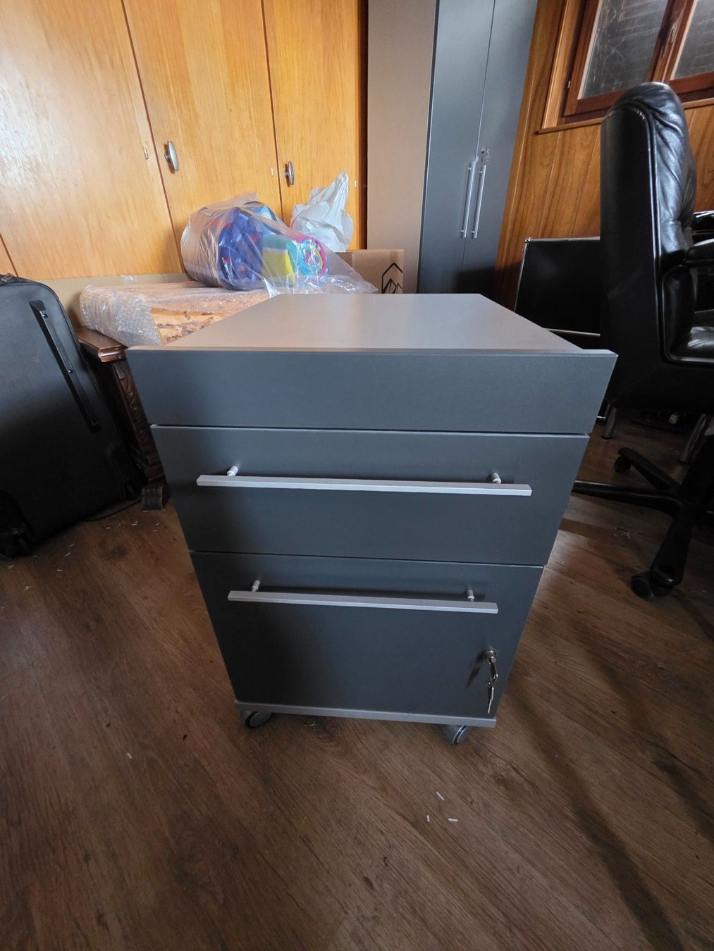 Korpus: Caisson de bureau (02) – Neu (gemäss Beschreibung) aus Basse-Nendaz von Valbroarch