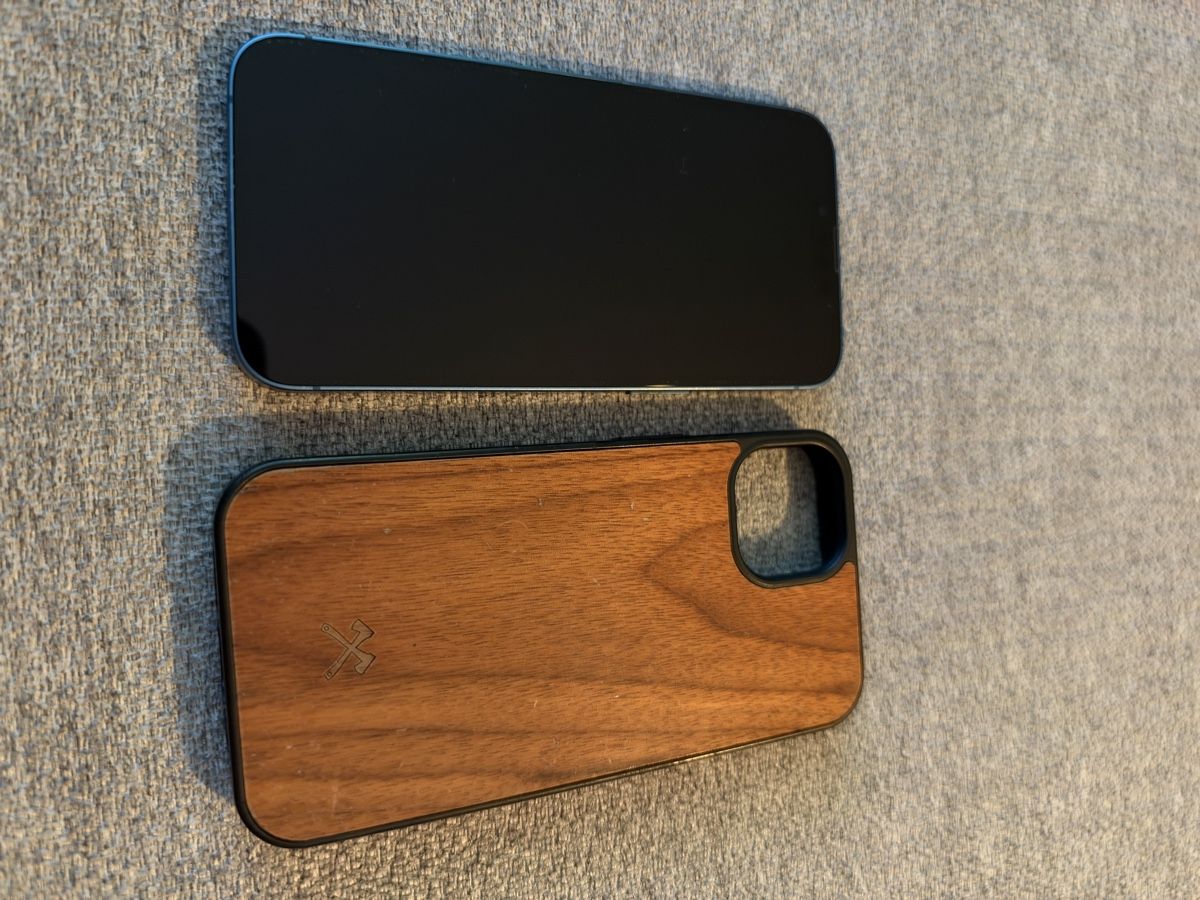 Apple Telefoni cellulari / Smartphones: Iphone 13 128 GB Blau mit Nussbaumfurnier Hülle – Usato da Einigen venduto da yamaha113