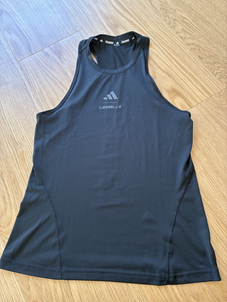 Adidas Top: Schwarzes Adidas Les Mills Tank Top – Usato da Bassersdorf venduto da secondhand_clothing