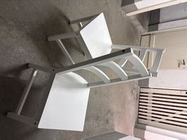 4 weiße Stühle
