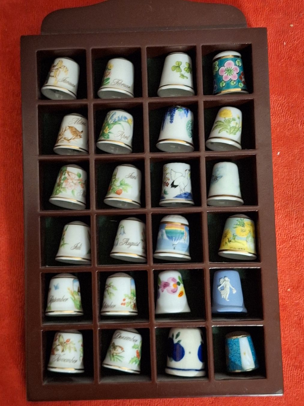 Fingerhüte: Komplette Fingerhut-Sammlung "Monate" mit Vitrine – Gebraucht aus Winterthur von juszku 1