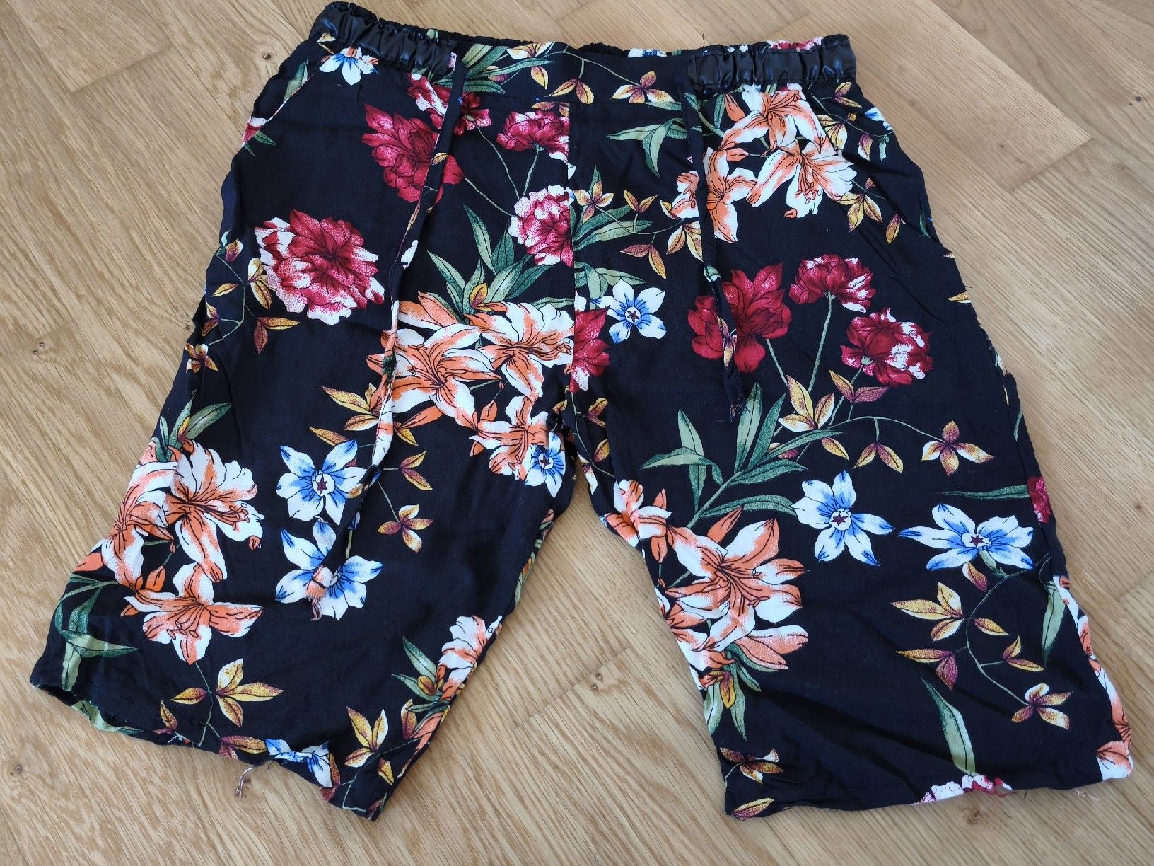 Pantaloni: Shorts GNG Basic Blumenmuster schwarz Grösse S neuwertig – Nuovo (secondo la descrizione) da KRIENS venduto da Franzy_Blond10