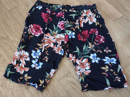 Shorts GNG Basic Blumenmuster schwarz Grösse S neuwertig